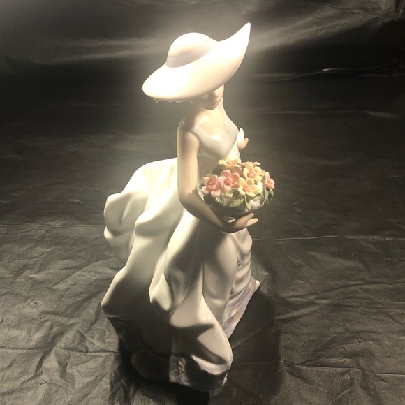 Lladro Victorian girl with flowers and pink hat 9” EUC circa 1980 - Picture 8 of 10